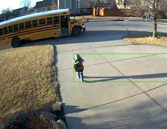 Video: Rodičia poslali syna do škôlky. Takúto reakciu pred autobusom nečakali