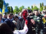 Ruského veľvyslanca obliali na cintoríne červenou farbou
