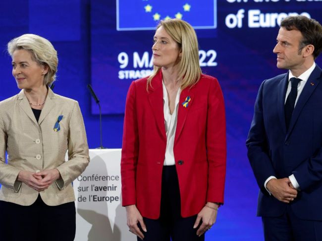 Macron a Leyenová súhlasia s prípadnou revíziou základných zmlúv EÚ