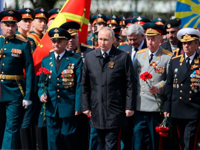 Na vojenskej prehliadke v Moskve nebol kľúčový generál Gerasimov