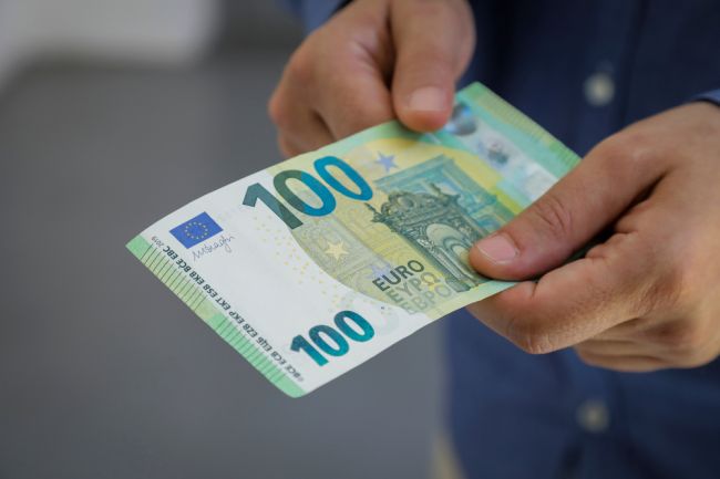 Vláda schválila 100-eurové príspevky pre tieto skupiny osôb