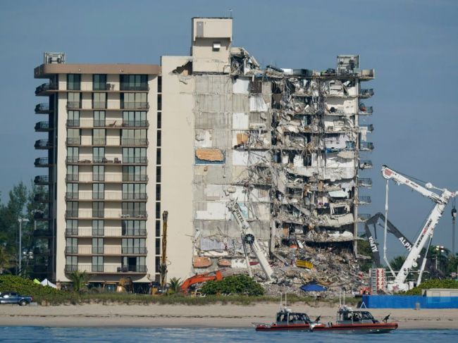 Preživší a rodiny obetí zrútenej budovy na Floride dostanú takmer miliardu