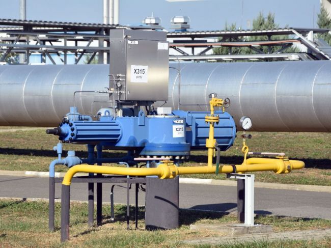 Dodávky plynu cez Ukrajinu klesli, príjmy Slovenska to neohrozí, tvrdí Karol Galek