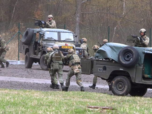 Na Lešti došlo k nehode, dvoch vojakov museli previezť do nemocnice