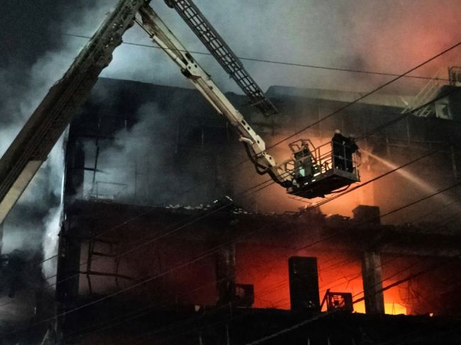 Požiar budovy v Naí Dillí si vyžiadal najmenej 27 mŕtvych