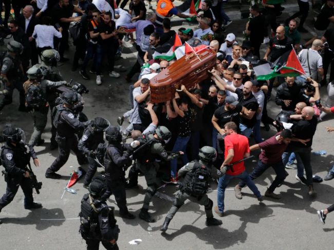 Izraelská polícia zakročila voči smútiacim na pohrebe zabitej novinárky