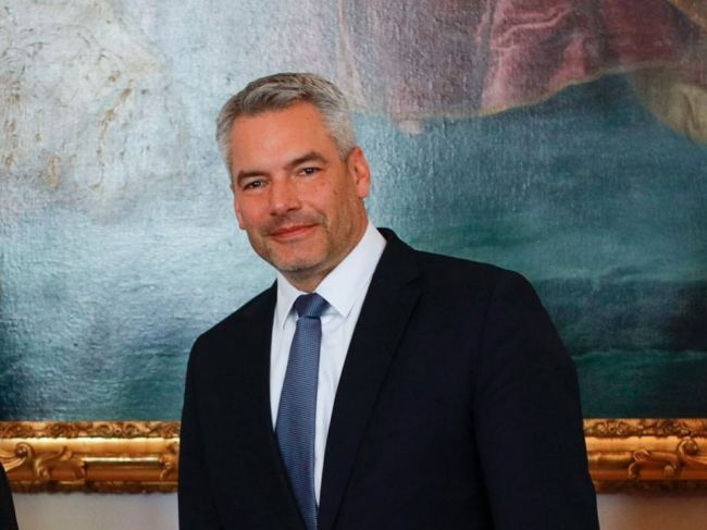 Rakúsko: Kancelár Karl Nehammer je novým šéfom ľudovcov