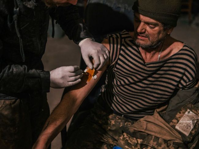 Z obliehaného Azovstaľu evakuovali viac ako 260 ukrajinských vojakov