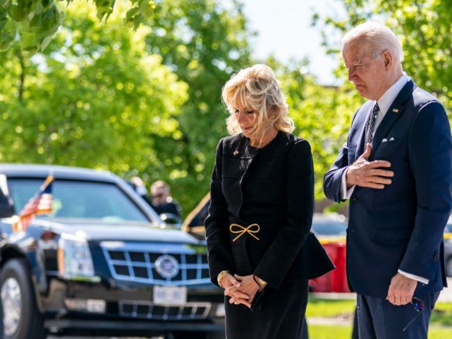 Biden nazval masovú streľbu v Buffale "domácim terorizmom"