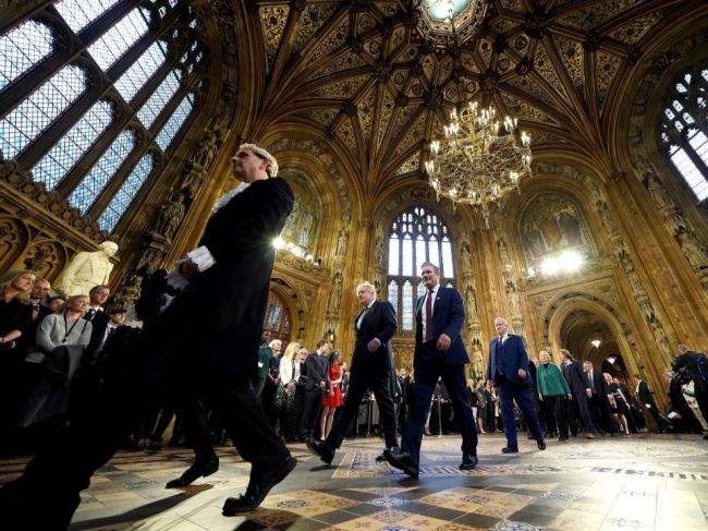 Britská polícia zadržala konzervatívneho poslanca pre obvinenie zo znásilnenia