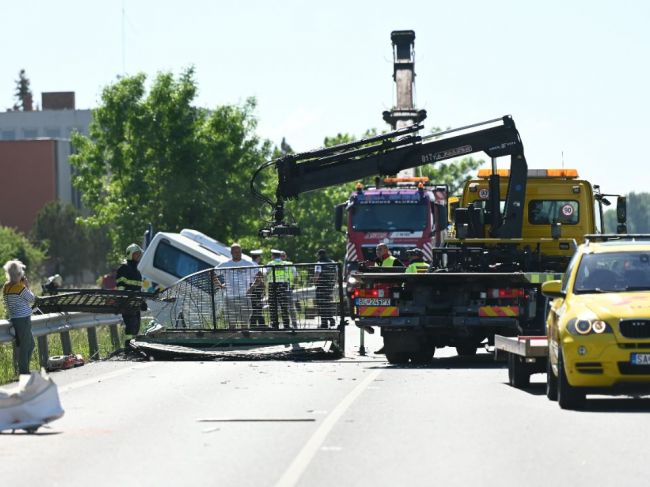 Vážna nehoda autobusu a kamióna: Z miesta hlásia množstvo zranených