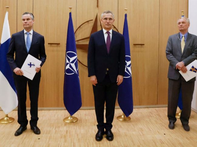 Fínsko a Švédsko oficiálne podali svoje žiadosti o vstup do NATO