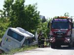Po nehode nákladného auta a autobusu previezli do nemocnice v Galante šesť osôb