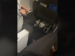 Video: Žena nahrala spolucestujúceho v lietadle. Túto nechutnosť robil s mobilom