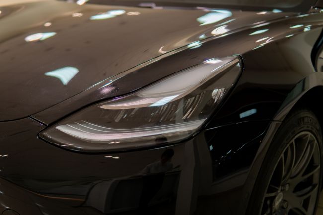 Svetlá pre jeden z nových modelov automobilov Tesla budú vyrábať na Slovensku