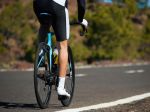 Vodič vrazil do skupiny cyklistov, jeden zomrel a traja sú ťažko zranení