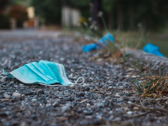 Grécko ruší od 1. júna na väčšine miest povinnosť nosenia rúšok