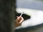 Užívanie tabakových výrobkov celosvetovo klesá, mladí však začali fajčiť viac