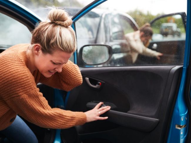 Ženy môžu uviaznuť po nehode vo vraku auta až dvakrát častejšie ako muži