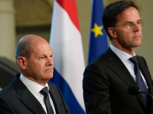 Scholz a Rutte: Nemecko s Holandskom nevedia dať Ukrajine viac než 12 húfnic