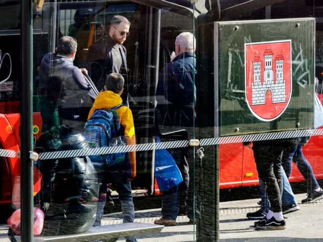 V Bratislave došlo k zrážke autobusu s chodcom