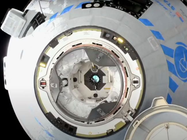 Vesmírna loď Starliner po prvý raz úspešne pristála na ISS