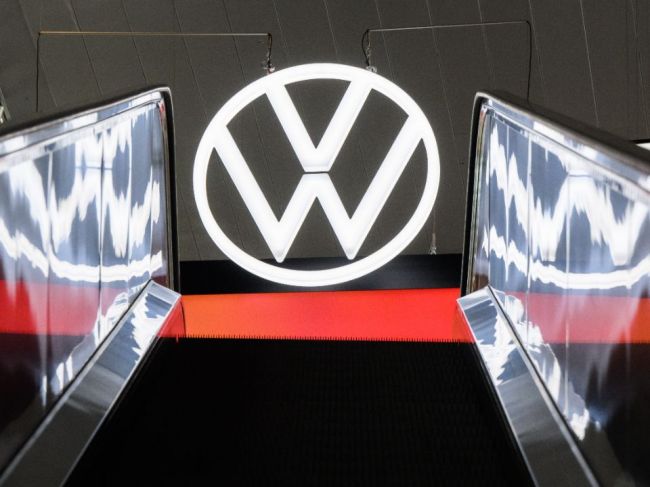 Herbert Diess: Volkswagen do roku 2025 predbehne v predaji elektromobilov Teslu