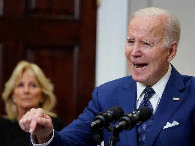 Biden po útoku v Texase vyzval na prísnejšiu kontrolu strelných zbraní