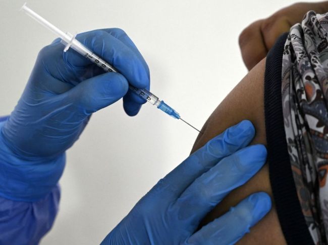 Francúzsky zdravotnícky úrad odporúča 5. dávku vakcíny proti covidu rizikovým skupinám