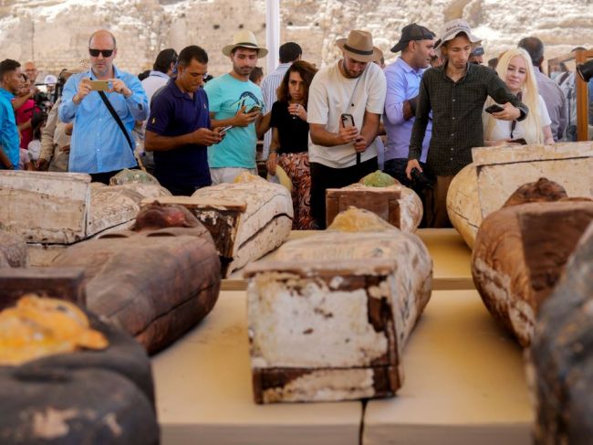 Archeológovia objavili pri Káhire stovky sarkofágov a bronzových sôch