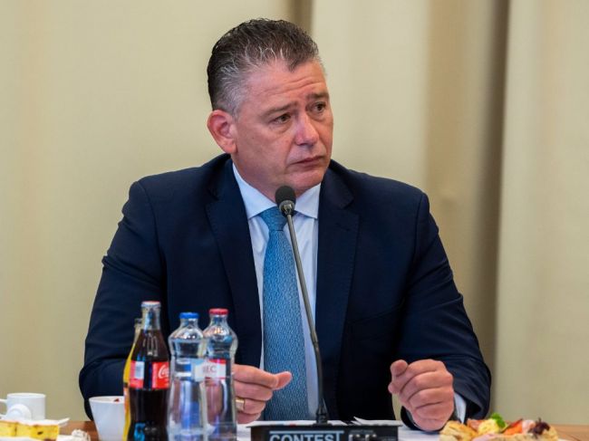 Mimoriadna situácia pre COVID-19 sa nezruší, potvrdil Mikulec