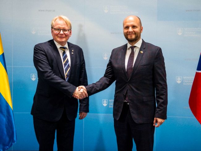 Naď rokoval s Hultqvistom o členstve v NATO i obstarávaní pásovej techniky