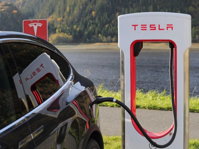 Majitelia elektromobilov Tesla sa sťažujú, že ich autá bezdôvodne zastavujú