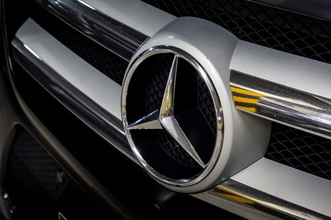 Mercedes-Benz zvoláva takmer milión áut pre vážnu poruchu