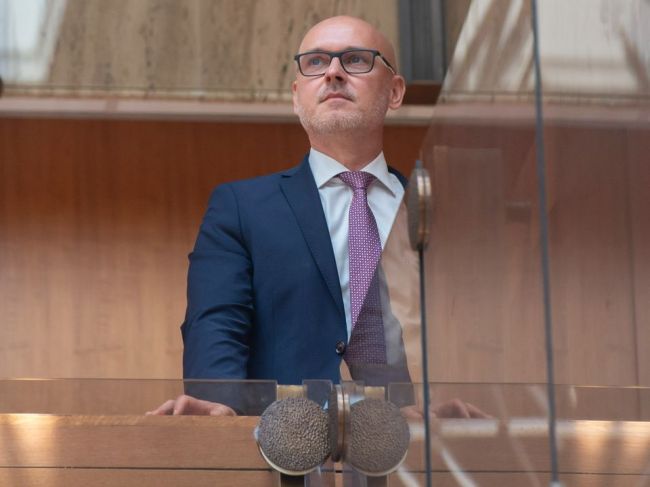 Platy v školstve sa dajú zvýšiť aj bez zavedenia nových daní, tvrdí Gröhling