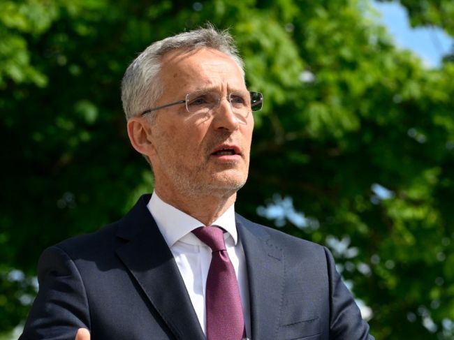 Šéf NATO vyzval na dodanie ďalších ťažkých zbraní Ukrajine