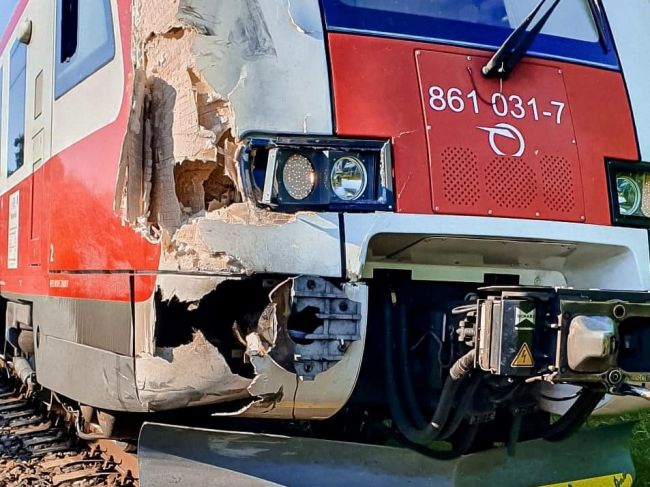 Pri zrážke auta s vlakom zasahovali všetky záchranné zložky