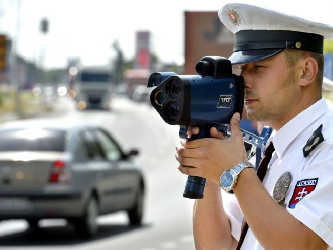 Sankcie za rýchlosť či telefonovanie za volantom sa sprísnia
