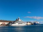 Na Honolulu priplávala zhabaná ruská superjachta Amadea