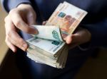 Kurz rubľa sa drží v blízkosti niekoľkoročných maxím