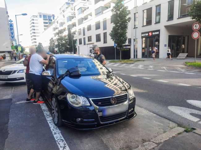 Mestská polícia v Bratislave musela pomáhať pri vymknutí dieťaťa v aute