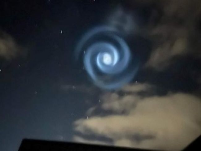 ​Modrá špirála na nočnej oblohe vydesila obyvateľov, astronómovia reagujú
