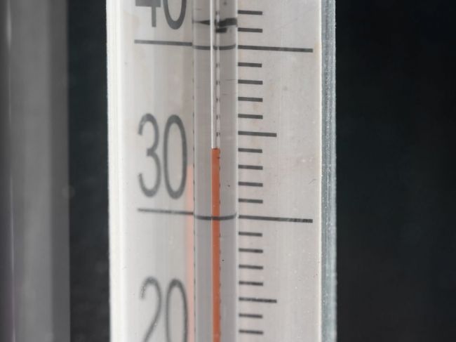 SHMÚ: Teplota môže v niektorých okresoch dosiahnuť 34 stupňov, platia výstrahy
