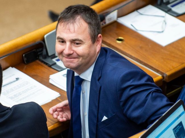 Príspevok štátnym zamestnancom pôjde z nadpríjmov štátu,mienia poslanci