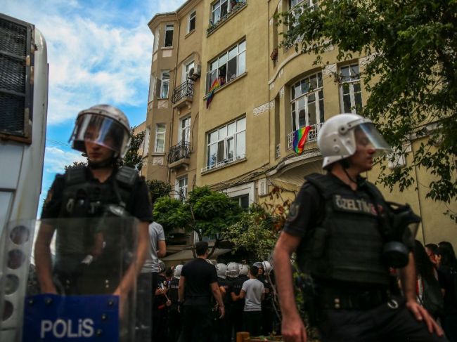Polícia v Istanbule zadržala vyše 200 účastníkov pochodu Pride