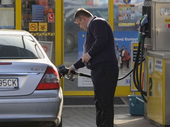 EÚ schválila ukončenie predaja vozidiel so spaľovacími motormi do roku 2035