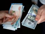 Kurz rubľa sa posilnil na 7-ročné maximum, priblížil sa k 50 RUB/USD