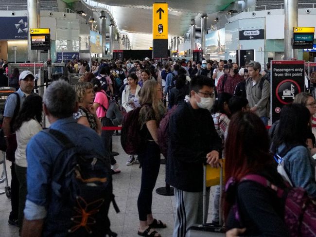 Letisko Heathrow zrušilo pre nával cestujúcich 30 letov