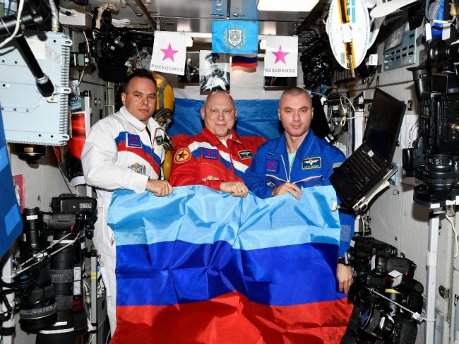 Kozmonauti na ISS sa odfotografovali s vlajkami "republík" na Donbase