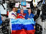 Kozmonauti na ISS sa odfotografovali s vlajkami "republík" na Donbase